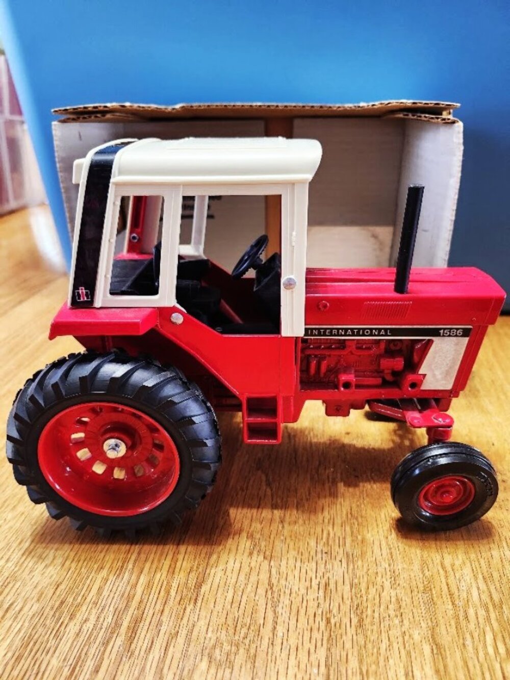 Ertl International 1586 Tractor with cab Die Cast Metal 1/16 scale hitch steers!